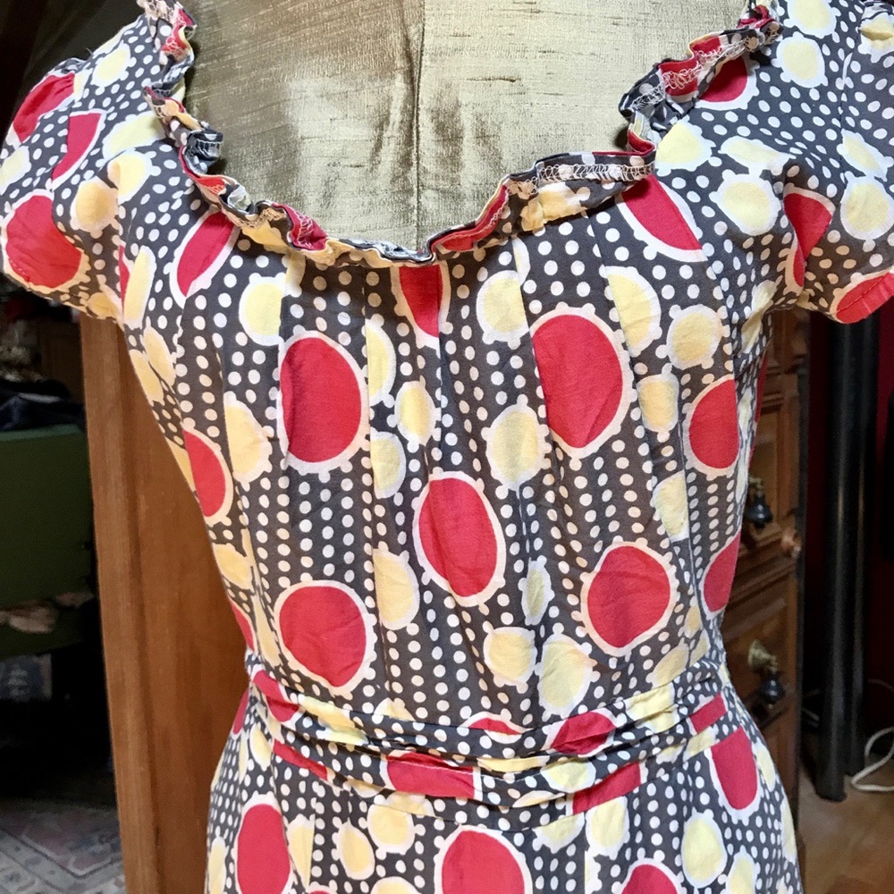 Vintage style ruffled hem dress with pockets. S - Picture 2 of 4